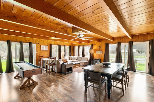 Casa, 3 quartos, varanda | Área de estar | TV de tela plana 55 polegadas com canais via satélite, TV