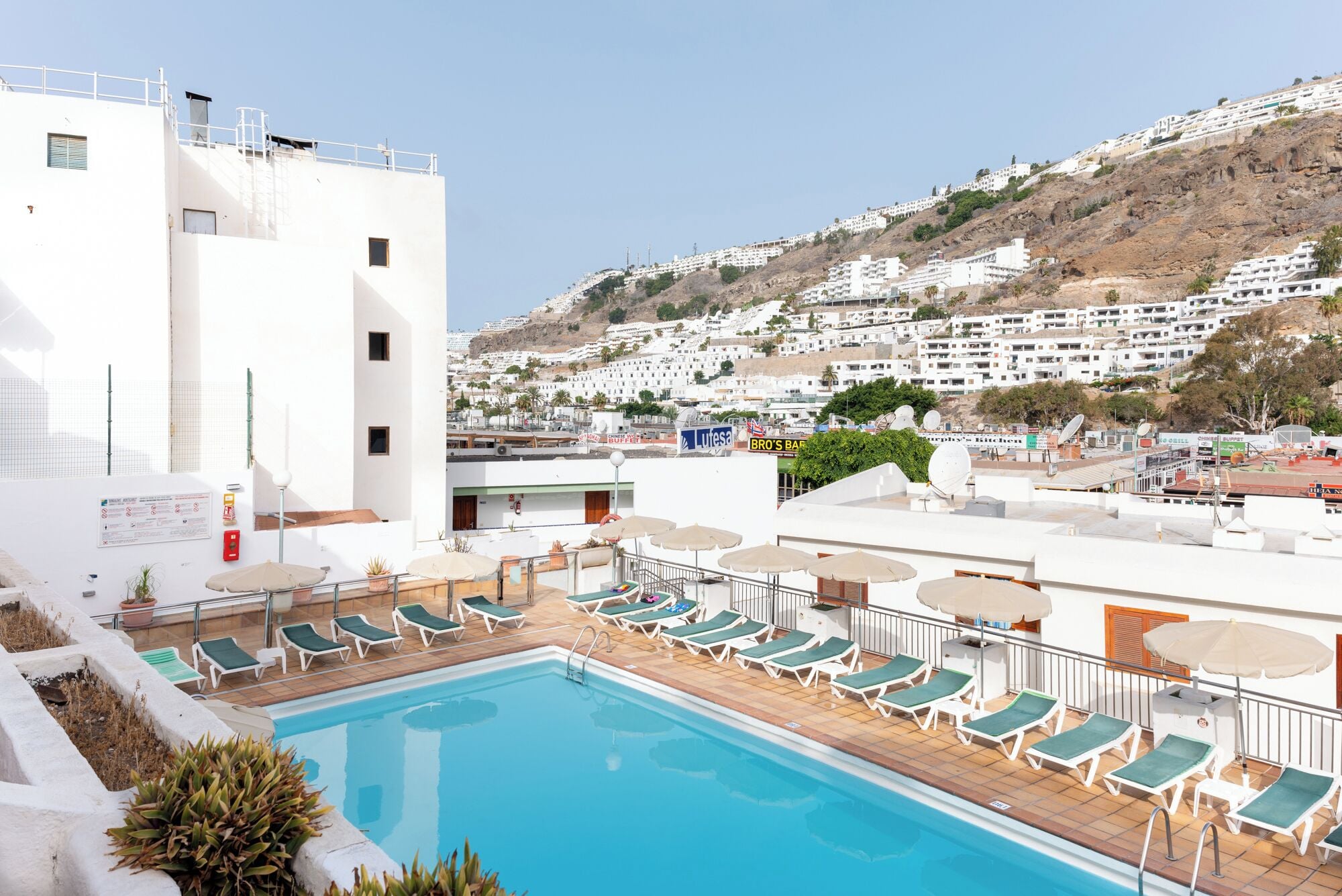 Outdoor pool, pool umbrellas, sun loungers