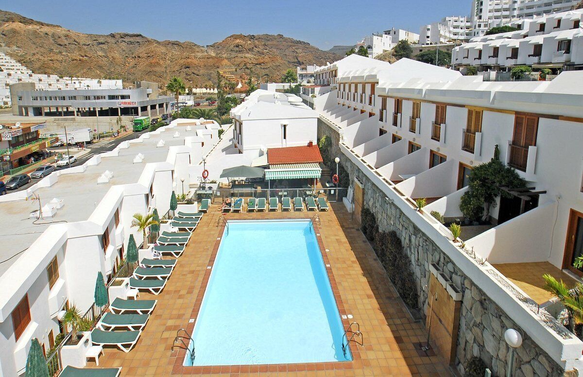 Kolam renang outdoor, dengan payung kolam renang dan kursi berjemur