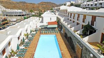 Piscine extérieure, parasols de plage, chaises longues