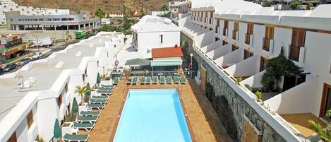 Outdoor pool, pool umbrellas, sun loungers