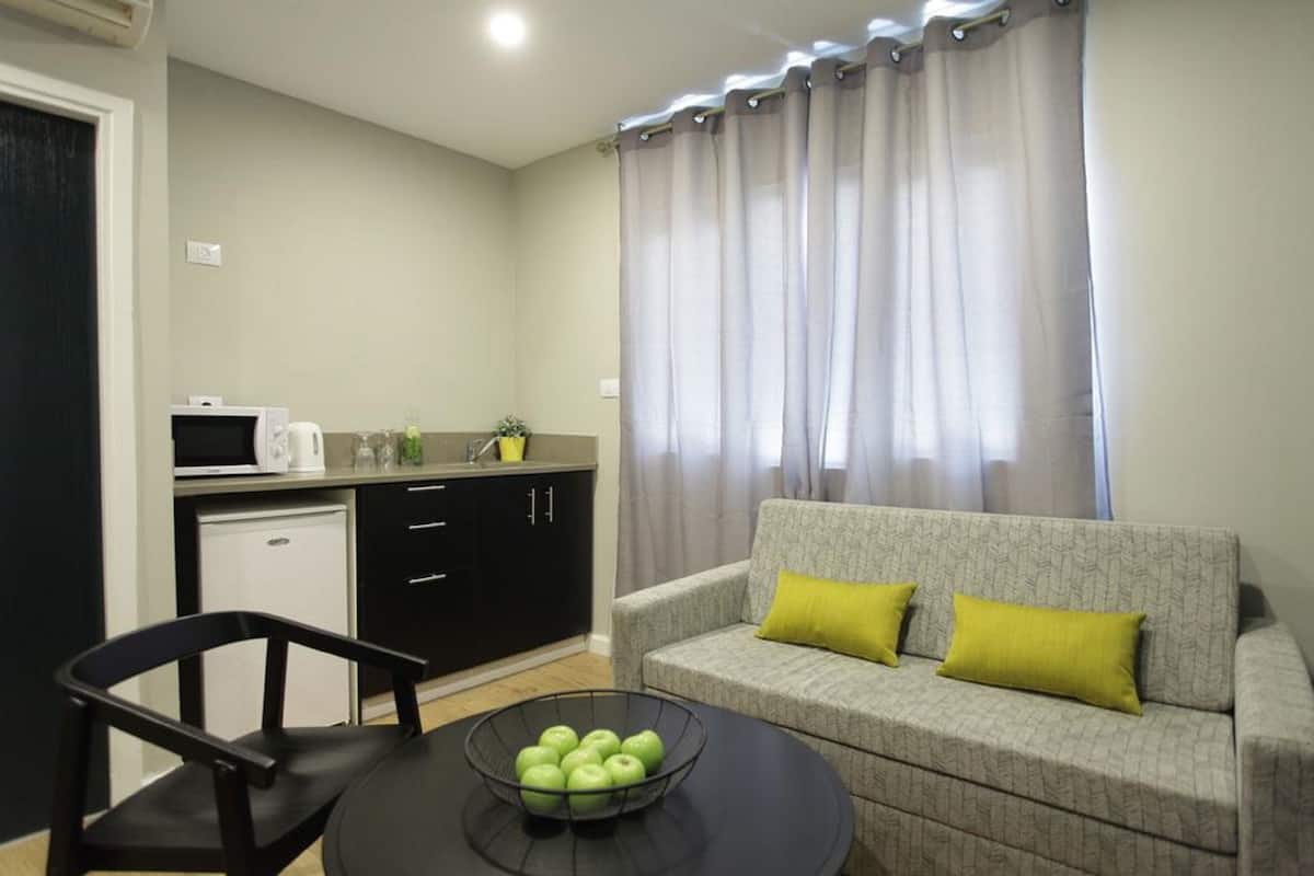 Deluxe Suite, Kitchenette | Private kitchenette | Coffee/tea maker