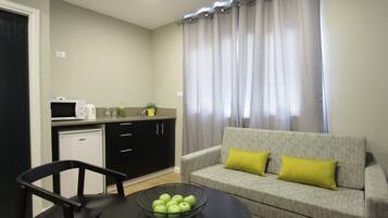 Suite Deluxe, cocineta | Cocineta privada | Cafetera y tetera