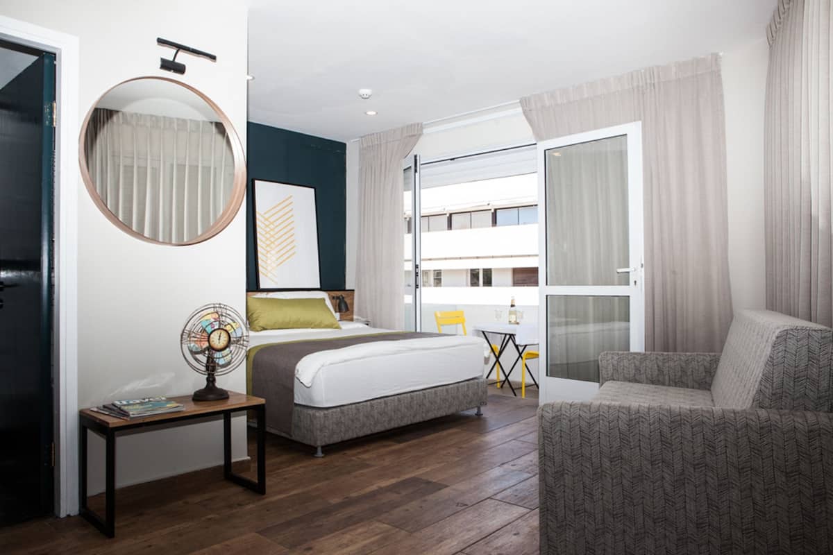 Suite Deluxe, balcón | Minibar, caja de seguridad en la habitación y escritorio