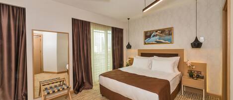 Frigobar, cofres nos quartos, escrivaninha