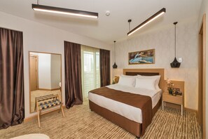 Minibar, in-room safe, desk, laptop workspace - Hotel Boursier 1 & SPA Istanbul (Istanbul)