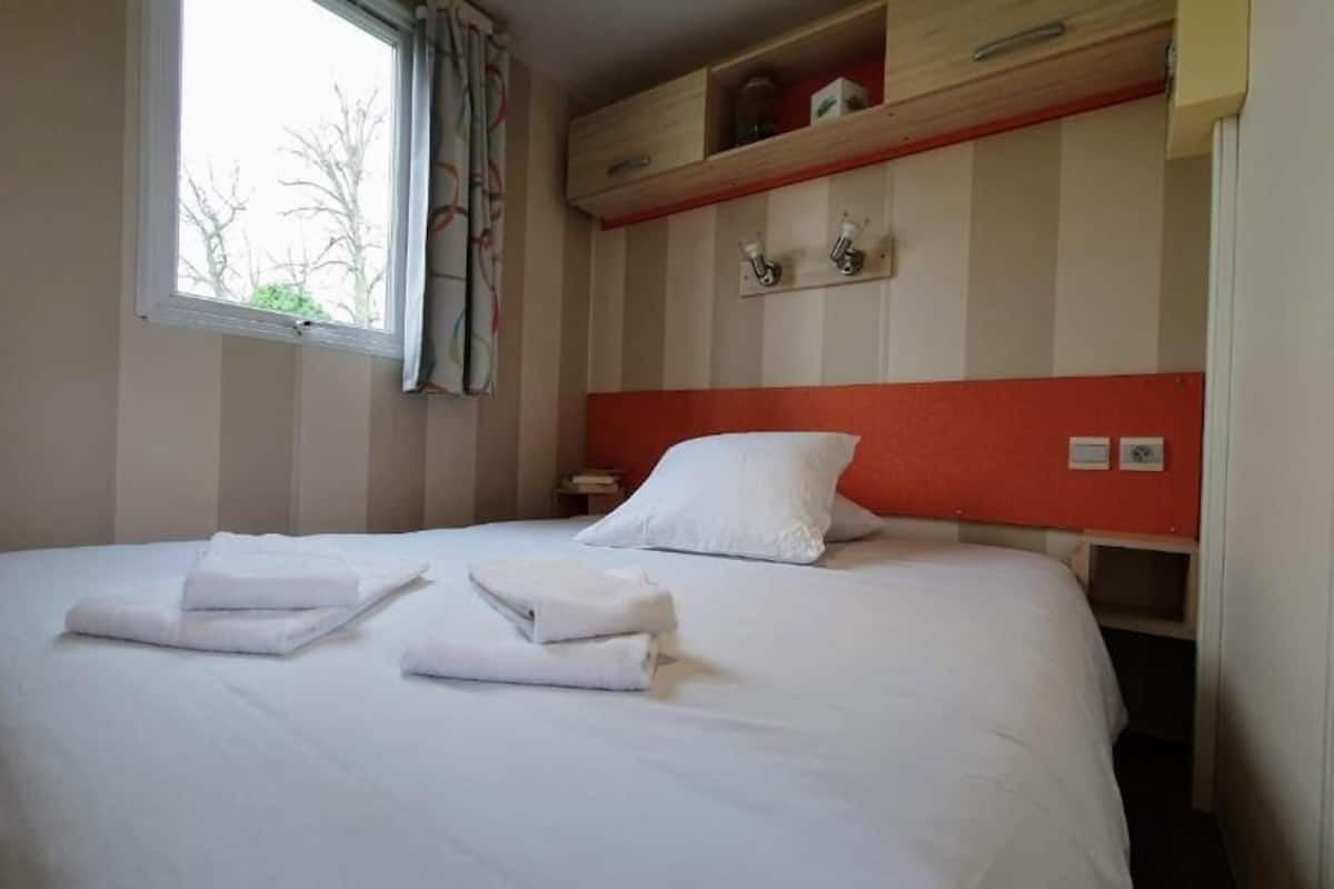 Casa rodante Confort | Ropa de cama de alta calidad, muebles diferentes y cortinas blackout