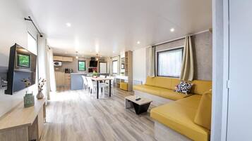 Villa – deluxe | Oppholdsområde | En 32-tommers TV med digitale kanaler samt bordtennis