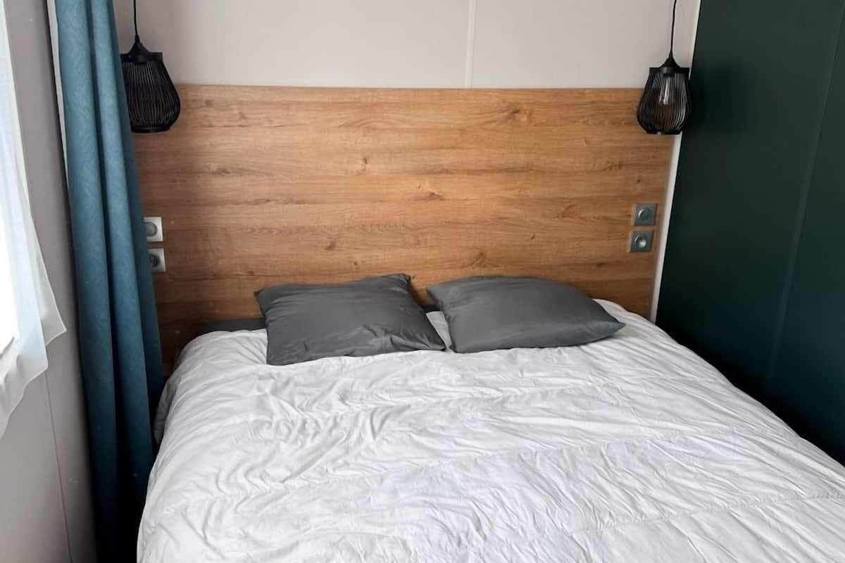 Bungalow – premium | Sengetøy av topp kvalitet, blendingsgardiner og strykejern/-brett