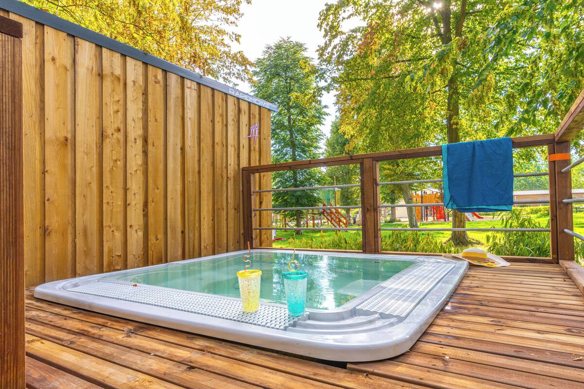 Bungalow – deluxe | Sengetøy av topp kvalitet, blendingsgardiner og strykejern/-brett