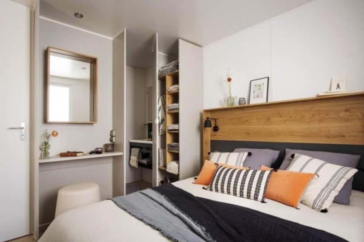 Husvogn – deluxe | Sengetøy av topp kvalitet, blendingsgardiner og strykejern/-brett