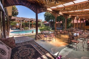 Outdoor dining - Hotel Casa Antigua (Rio Segundo)