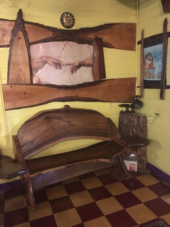 Un banco de madera sobre un piso a cuadros.