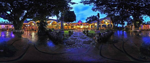 Outdoor dining - Hotel Casa Antigua (Rio Segundo)
