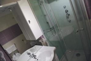 Duplex | Bathroom | Shower, free toiletries, hair dryer, bidet