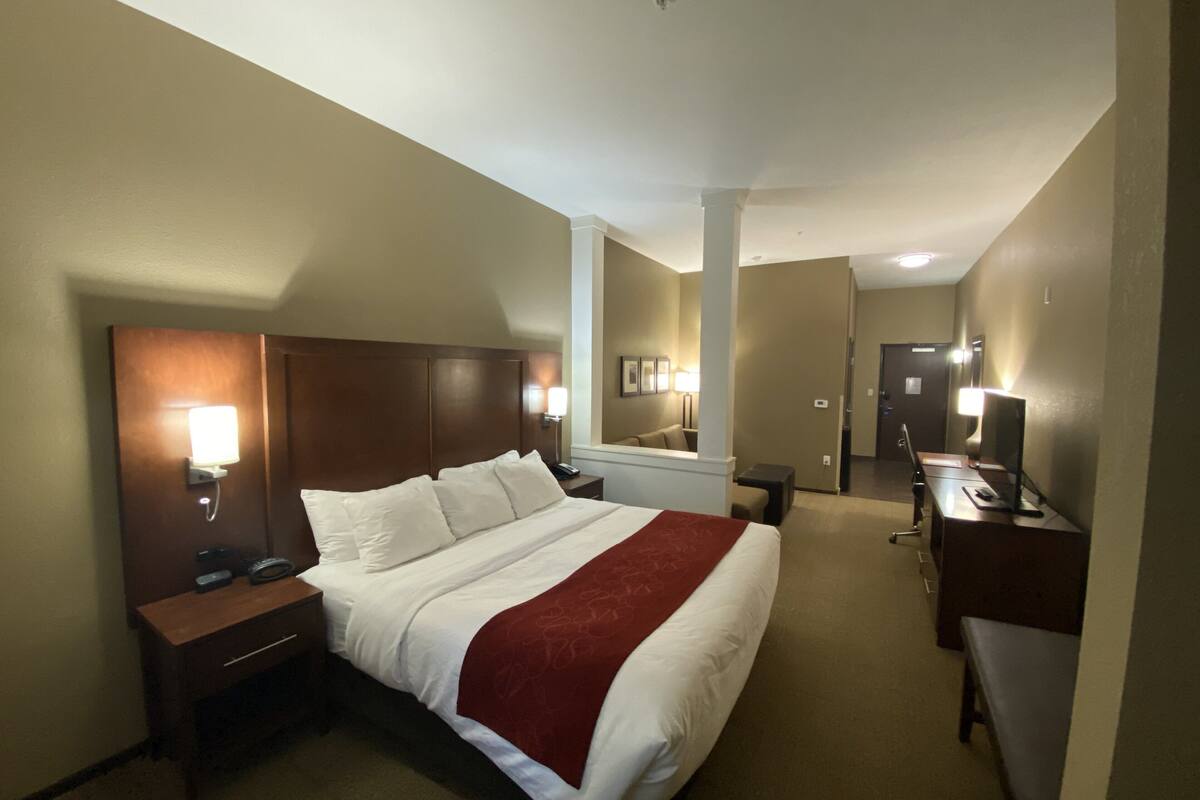 1 bedroom, desk, blackout curtains, soundproofing