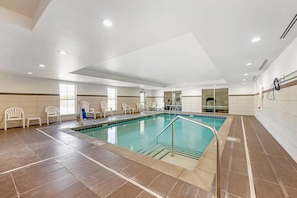 Indoor pool - Comfort Suites West Omaha (Omaha)