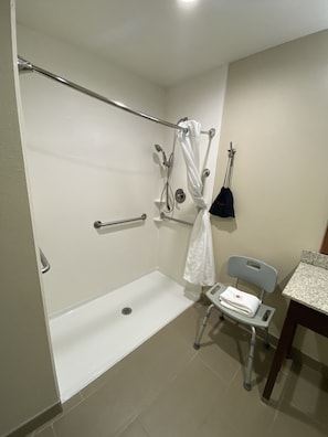 Suite, 1 trÚs grand lit et 1 canapé-lit, accessible aux personnes à mobilité réduite, non-fumeur | Salle de bain