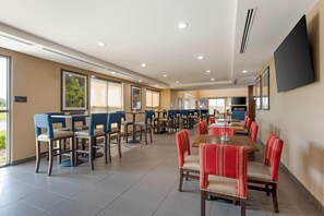 Café da manhã com buffet grátis todos os dias