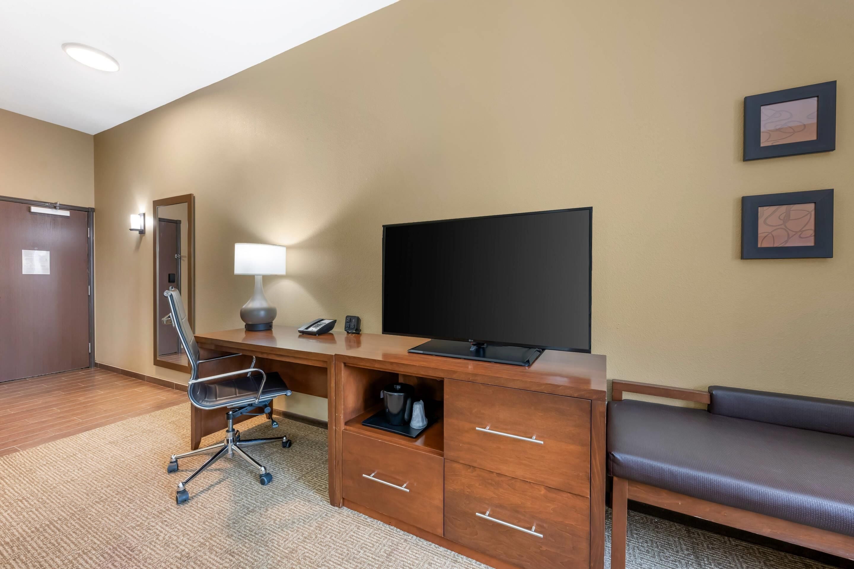 1 bedroom, desk, blackout curtains, soundproofing