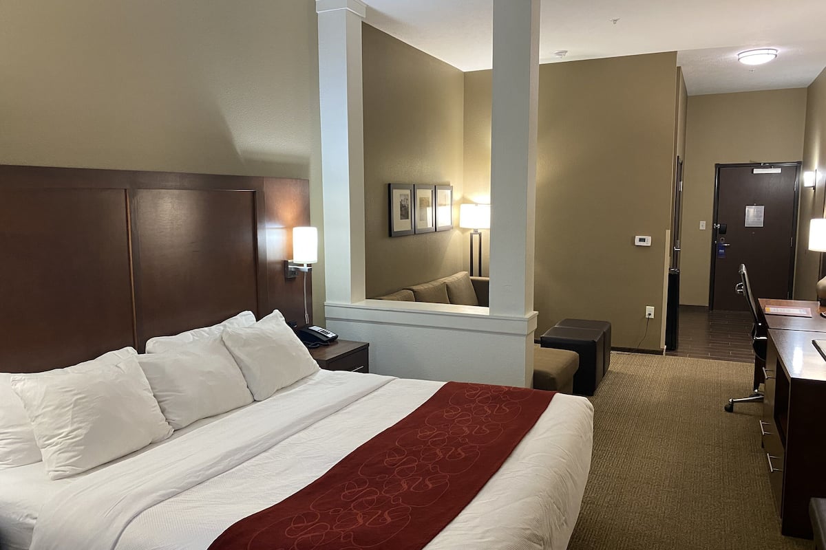 1 bedroom, desk, blackout curtains, soundproofing