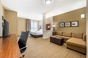 Desk, blackout drapes, soundproofing, iron/ironing board - Comfort Suites West Omaha (Omaha)