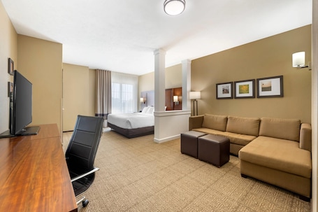 Escritorio, cortinas blackout y sistema de insonorización . Comfort Suites West Omaha
