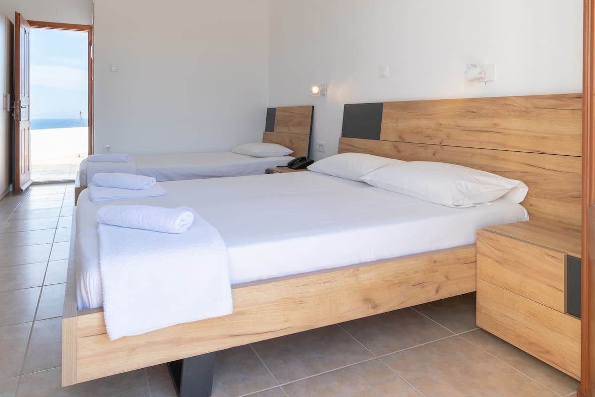 triple room | iron/ironing board, free cots/infant beds, free wifi