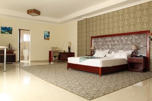 Deluxe Room | In-room safe, desk, soundproofing, free WiFi - The Matola Hotel (Matola)