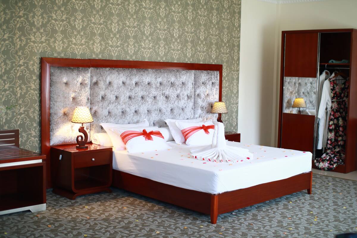 In-room safe, desk, soundproofing, free WiFi