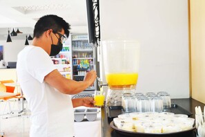 Desayuno de autoservicio incluido todos los días