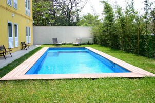 Una piscina al aire libre
