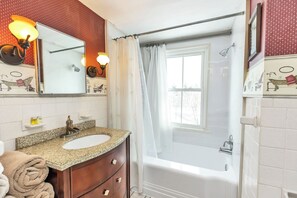 Cambridge Suite, 1 Queen bed | Bathroom | Free toiletries, hair dryer, towels, soap
