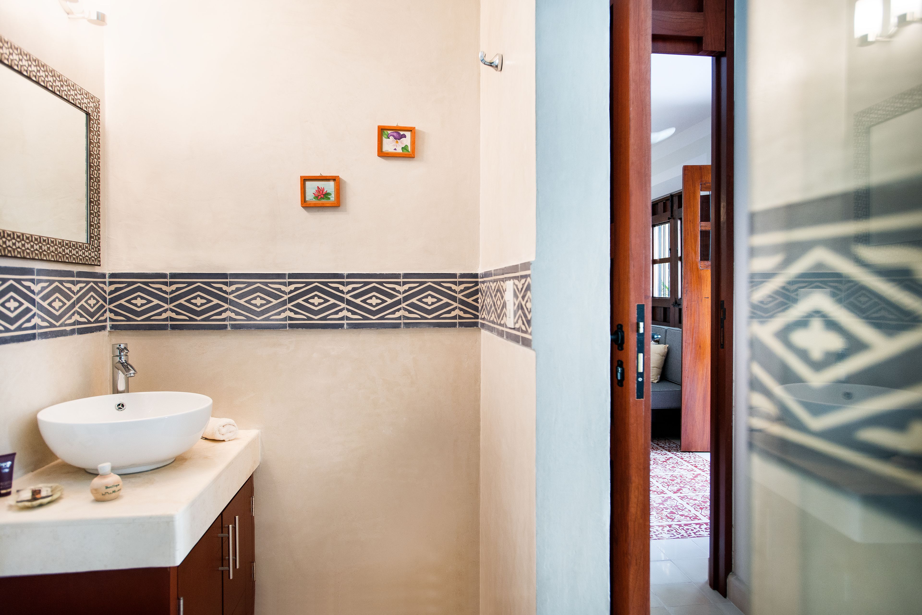 shower, free toiletries, bathrobes, towels