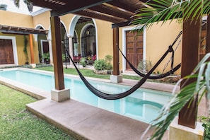 Una piscina al aire libre