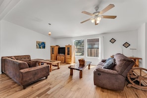 Classic Chalet, 3 Bedrooms, Mountain View, Mountainside | Living area