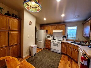 Classic Chalet, 3 Bedrooms, Mountain View, Mountainside | Private kitchen