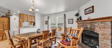 Chalet Classique, 3 chambres, vue montagne, côté montagne | Restauration dans la chambre