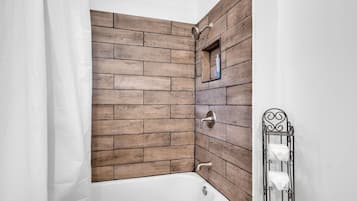 Chalet familiar, 3 habitaciones, cocina | Baño | Ducha y bañera combinadas, secador de pelo, toallas y champú