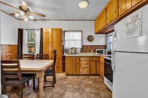 家庭木屋, 3 间卧室, 厨房 | 私人厨房 | 大冰箱、微波炉、厨具/餐具