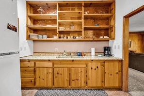 Chalet familiar, 3 habitaciones, cocina | Cocina privada | Frigorífico grande, microondas y utensilios de cocina