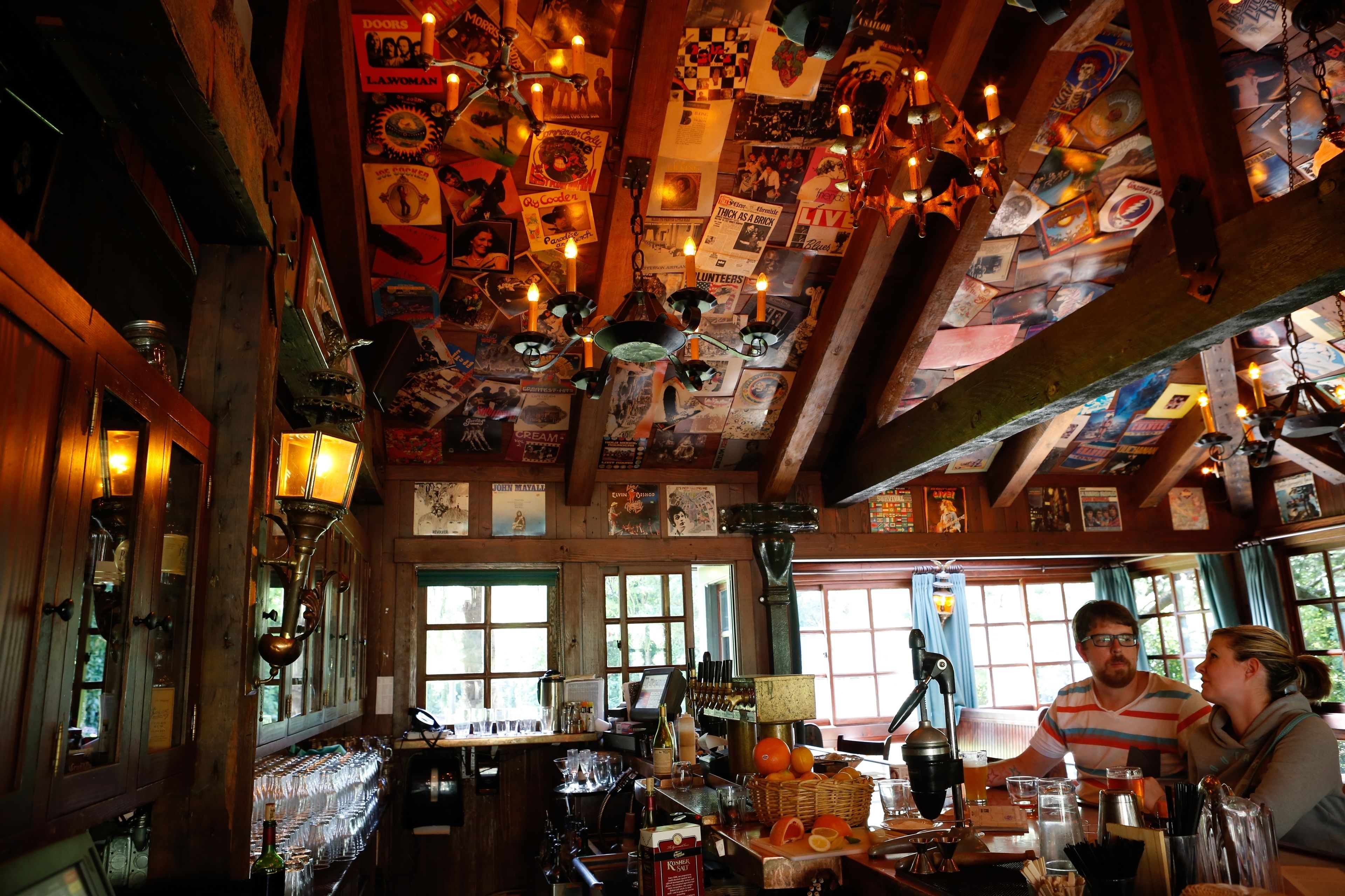 5 bars/lounges, pub, sports bar