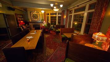 5 bars/lounges, pub, sports bar