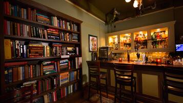 5 bars/lounges, pub, sports bar