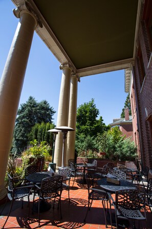 Garden views - McMenamins Grand Lodge (Forest Grove)