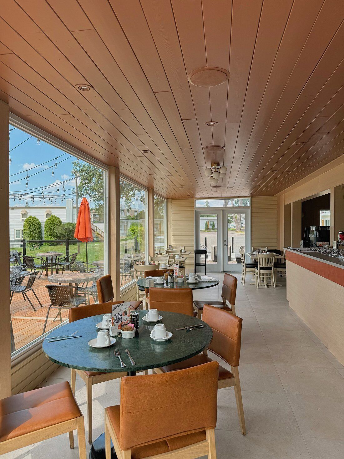 Phục vụ bữa sáng và bữa trưa, đặc sản địa phương 