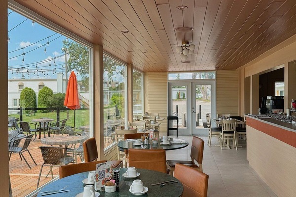 Se sirven desayunos, almuerzos y cocina local