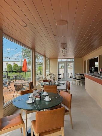 Breakfast and lunch served . Auberge Le Parasol