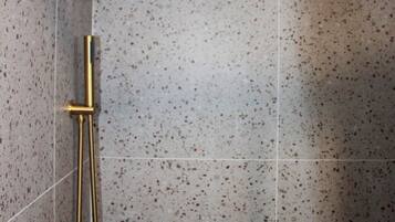 Deluxe-Zimmer | Badezimmer | Kostenlose Toilettenartikel, Haartrockner, Handtücher, Seife