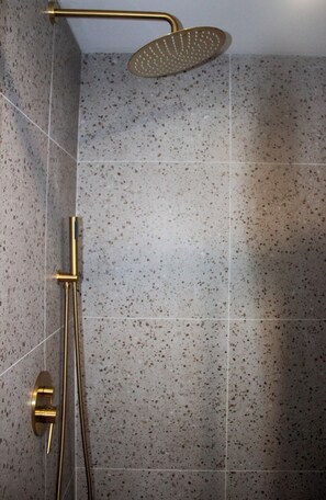 Deluxe Room | Bathroom | Free toiletries, hair dryer, towels, soap